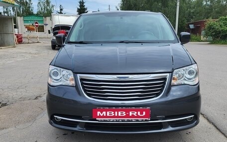 Chrysler Town & Country V рестайлинг, 2012 год, 1 900 000 рублей, 8 фотография