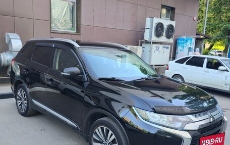 Mitsubishi Outlander III рестайлинг 3, 2021 год, 2 280 000 рублей, 4 фотография