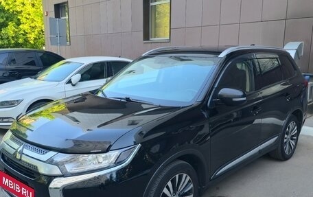 Mitsubishi Outlander III рестайлинг 3, 2021 год, 2 280 000 рублей, 3 фотография