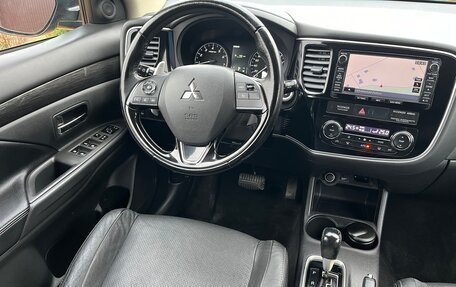 Mitsubishi Outlander III рестайлинг 3, 2015 год, 1 890 000 рублей, 10 фотография