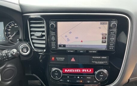 Mitsubishi Outlander III рестайлинг 3, 2015 год, 1 890 000 рублей, 15 фотография