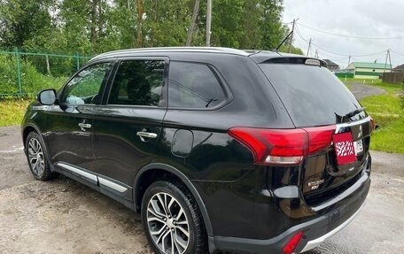 Mitsubishi Outlander III рестайлинг 3, 2015 год, 1 890 000 рублей, 4 фотография