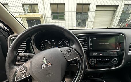 Mitsubishi Outlander III рестайлинг 3, 2018 год, 2 300 000 рублей, 9 фотография