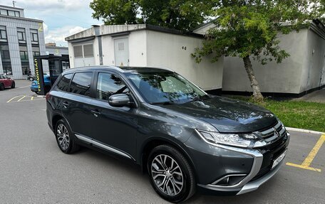 Mitsubishi Outlander III рестайлинг 3, 2018 год, 2 300 000 рублей, 7 фотография