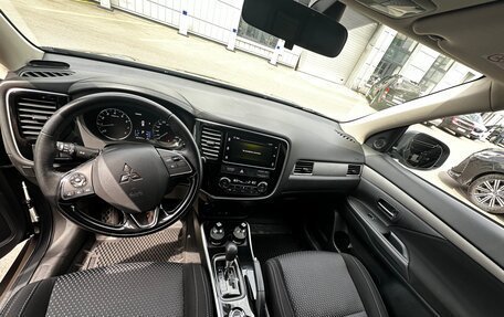 Mitsubishi Outlander III рестайлинг 3, 2018 год, 2 300 000 рублей, 10 фотография