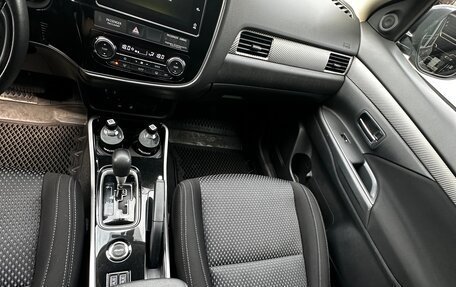 Mitsubishi Outlander III рестайлинг 3, 2018 год, 2 300 000 рублей, 12 фотография