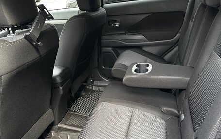 Mitsubishi Outlander III рестайлинг 3, 2018 год, 2 300 000 рублей, 13 фотография
