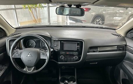 Mitsubishi Outlander III рестайлинг 3, 2016 год, 1 499 000 рублей, 12 фотография