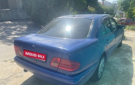 Mercedes-Benz E-Класс, 1996 год, 385 000 рублей, 3 фотография