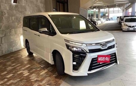 Toyota Voxy III, 2021 год, 2 200 055 рублей, 2 фотография