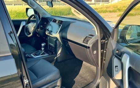 Toyota Land Cruiser Prado 150 рестайлинг 2, 2022 год, 6 800 000 рублей, 10 фотография