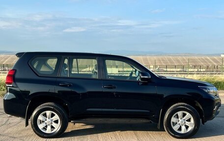 Toyota Land Cruiser Prado 150 рестайлинг 2, 2022 год, 6 800 000 рублей, 5 фотография