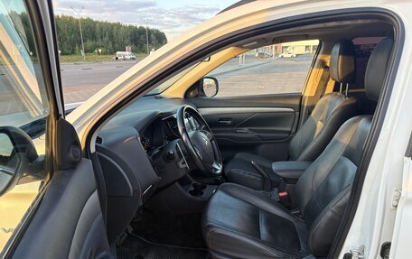Mitsubishi Outlander III рестайлинг 3, 2014 год, 2 050 000 рублей, 8 фотография