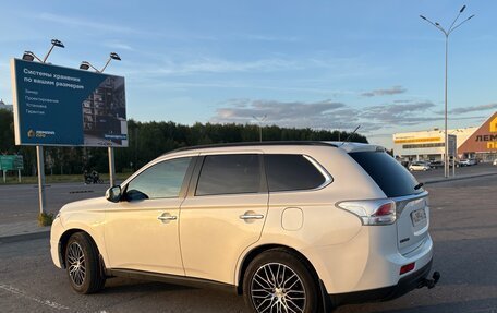 Mitsubishi Outlander III рестайлинг 3, 2014 год, 2 050 000 рублей, 3 фотография