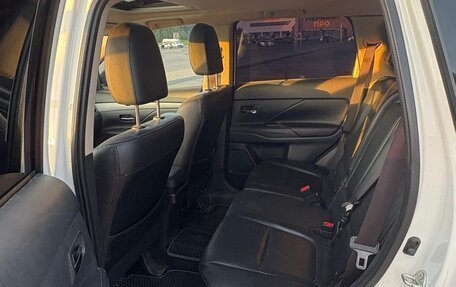 Mitsubishi Outlander III рестайлинг 3, 2014 год, 2 050 000 рублей, 11 фотография