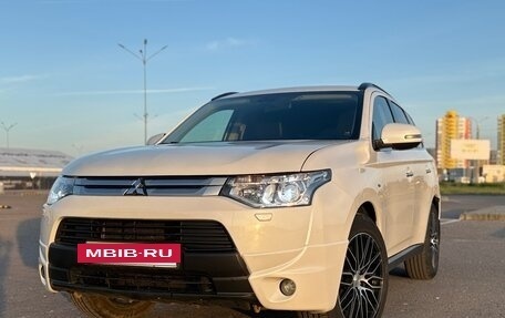 Mitsubishi Outlander III рестайлинг 3, 2014 год, 2 050 000 рублей, 2 фотография