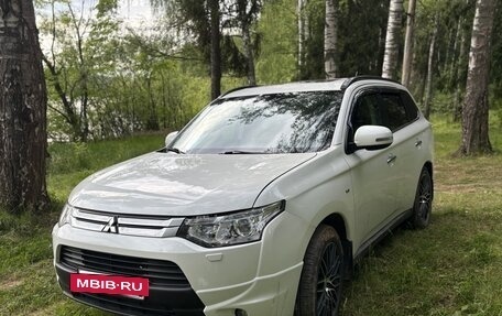 Mitsubishi Outlander III рестайлинг 3, 2014 год, 2 050 000 рублей, 16 фотография