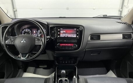 Mitsubishi Outlander III рестайлинг 3, 2018 год, 1 899 000 рублей, 10 фотография