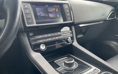 Jaguar F-Pace, 2017 год, 1 999 000 рублей, 10 фотография
