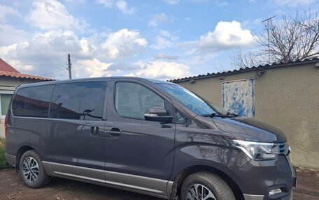 Hyundai Grand Starex Grand Starex I рестайлинг 2, 2019 год, 4 300 000 рублей, 3 фотография
