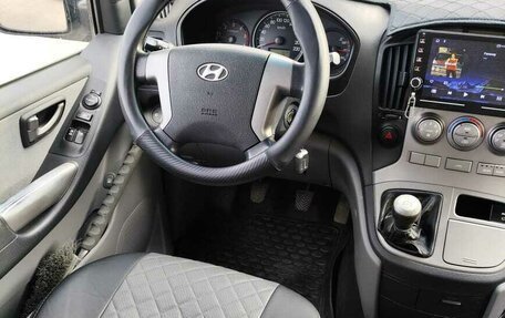 Hyundai H-1 II рестайлинг, 2008 год, 1 348 000 рублей, 14 фотография