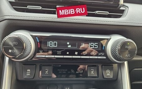 Toyota RAV4, 2019 год, 2 650 000 рублей, 15 фотография