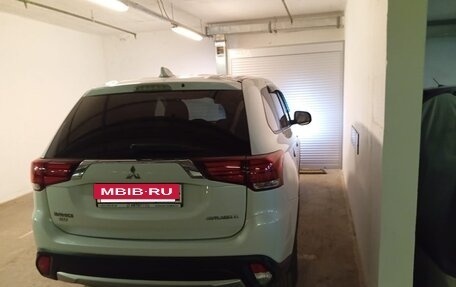 Mitsubishi Outlander III рестайлинг 3, 2017 год, 1 650 000 рублей, 3 фотография