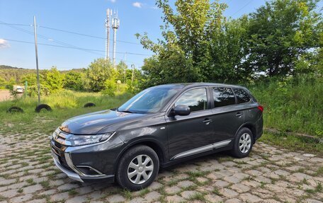 Mitsubishi Outlander III рестайлинг 3, 2015 год, 1 680 000 рублей, 2 фотография