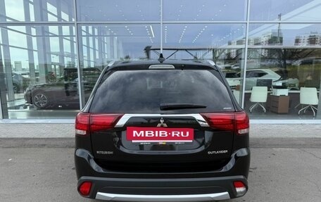 Mitsubishi Outlander III рестайлинг 3, 2018 год, 2 099 000 рублей, 6 фотография