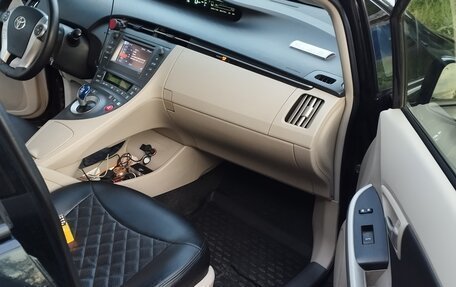 Toyota Prius, 2012 год, 990 000 рублей, 4 фотография