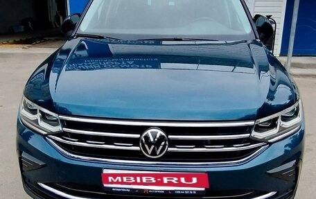 Volkswagen Tiguan II, 2020 год, 3 700 000 рублей, 2 фотография