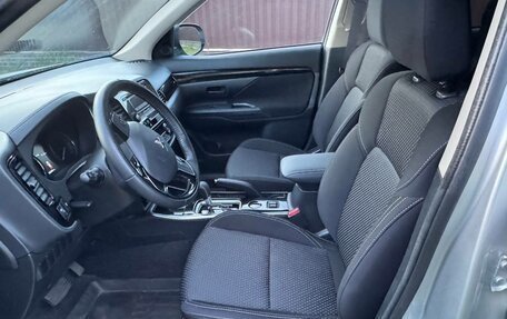 Mitsubishi Outlander III рестайлинг 3, 2018 год, 2 395 000 рублей, 3 фотография