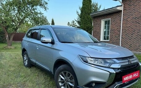 Mitsubishi Outlander III рестайлинг 3, 2018 год, 2 395 000 рублей, 9 фотография