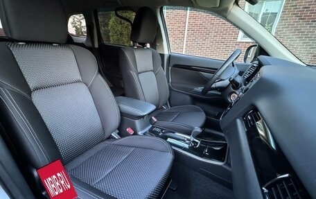 Mitsubishi Outlander III рестайлинг 3, 2018 год, 2 395 000 рублей, 10 фотография