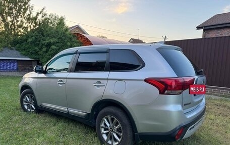 Mitsubishi Outlander III рестайлинг 3, 2018 год, 2 395 000 рублей, 15 фотография