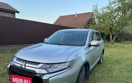 Mitsubishi Outlander III рестайлинг 3, 2018 год, 2 395 000 рублей, 36 фотография