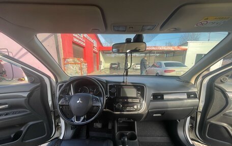 Mitsubishi Outlander III рестайлинг 3, 2016 год, 2 000 000 рублей, 8 фотография