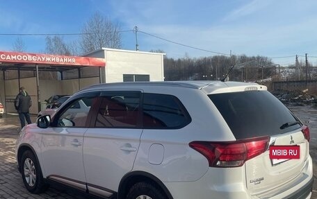 Mitsubishi Outlander III рестайлинг 3, 2016 год, 2 000 000 рублей, 13 фотография