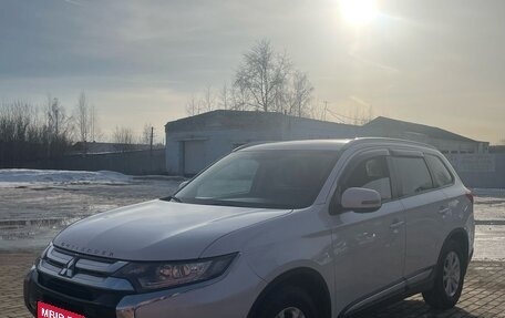 Mitsubishi Outlander III рестайлинг 3, 2016 год, 2 000 000 рублей, 14 фотография