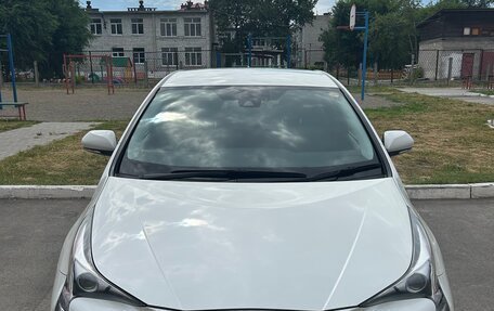 Toyota Prius IV XW50, 2018 год, 1 850 000 рублей, 2 фотография
