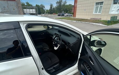 Toyota Prius IV XW50, 2018 год, 1 850 000 рублей, 6 фотография