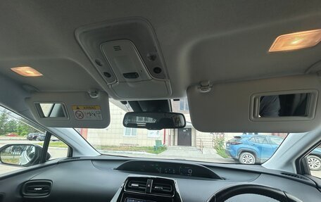 Toyota Prius IV XW50, 2018 год, 1 850 000 рублей, 7 фотография