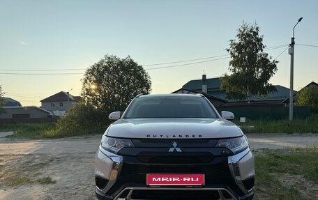 Mitsubishi Outlander III рестайлинг 3, 2021 год, 3 500 000 рублей, 1 фотография