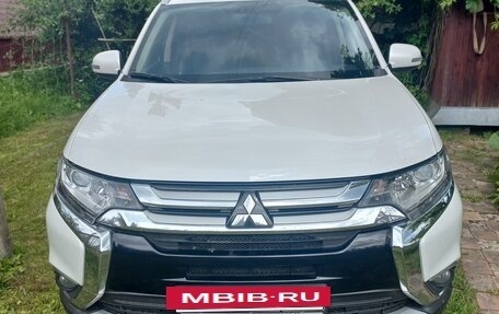 Mitsubishi Outlander III рестайлинг 3, 2015 год, 2 500 000 рублей, 3 фотография