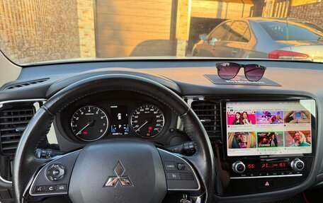 Mitsubishi Outlander III рестайлинг 3, 2021 год, 3 500 000 рублей, 2 фотография