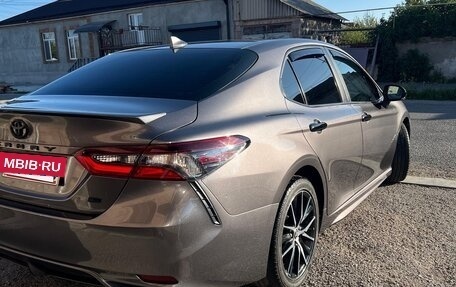 Toyota Camry, 2022 год, 2 600 000 рублей, 5 фотография