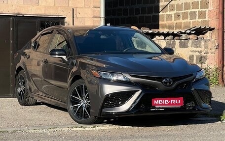 Toyota Camry, 2022 год, 2 600 000 рублей, 2 фотография