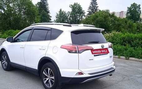Toyota RAV4, 2018 год, 2 690 000 рублей, 5 фотография