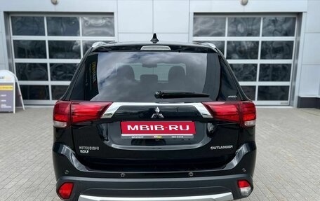 Mitsubishi Outlander III рестайлинг 3, 2018 год, 2 150 000 рублей, 6 фотография