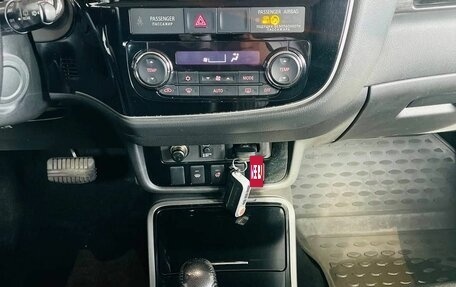 Mitsubishi Outlander III рестайлинг 3, 2018 год, 2 150 000 рублей, 14 фотография